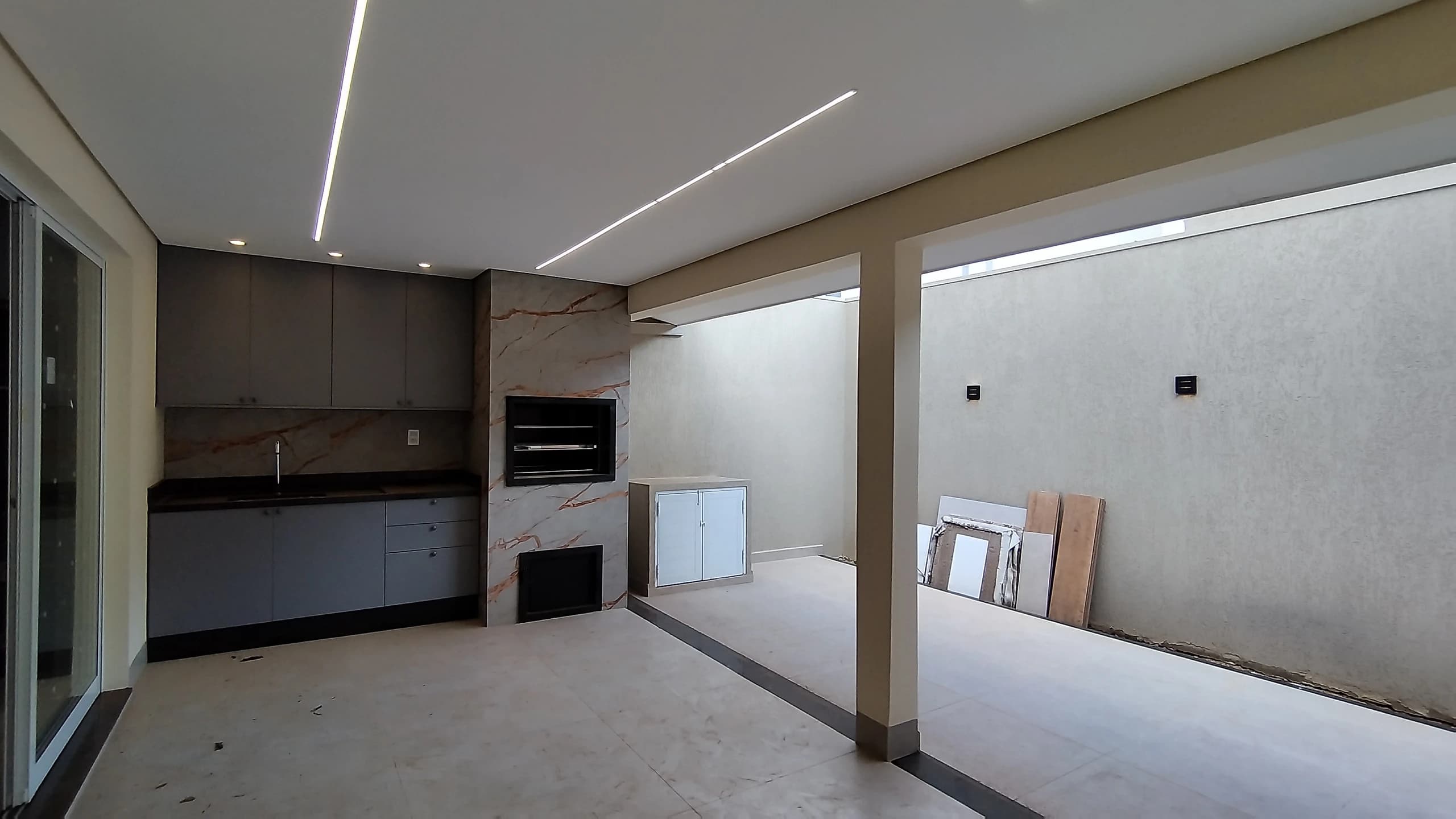 Sobrado com 4 suítes em condomínio