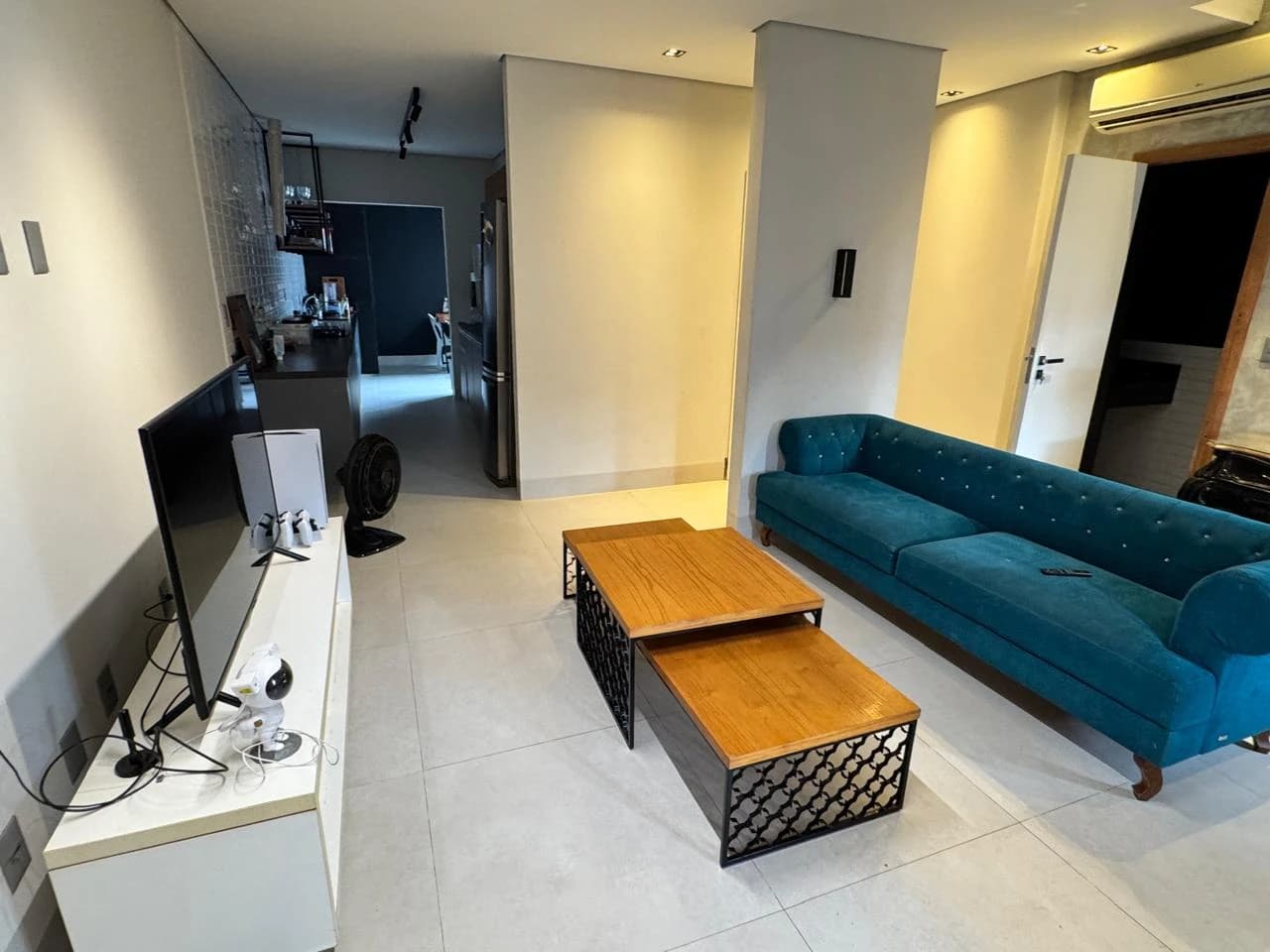 Sobrado com três suítes em condomínio fechado 